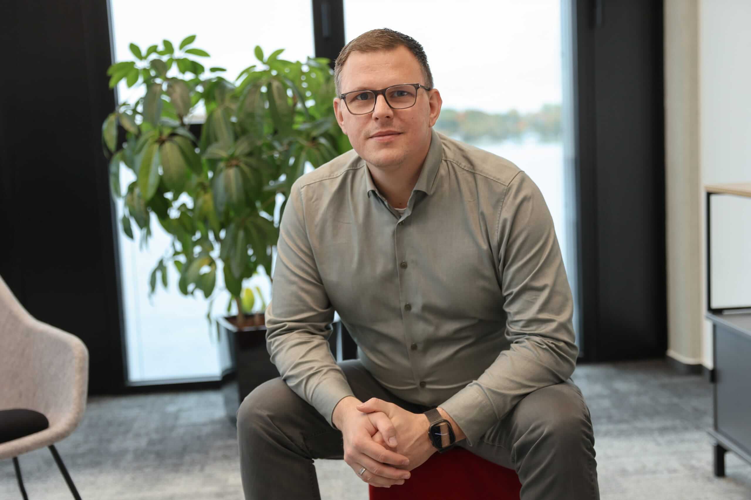 Arnold Muhsal Arnold Muhsal sitzt in seinem Büro auf einem Hocker und schaut in die Kamera.